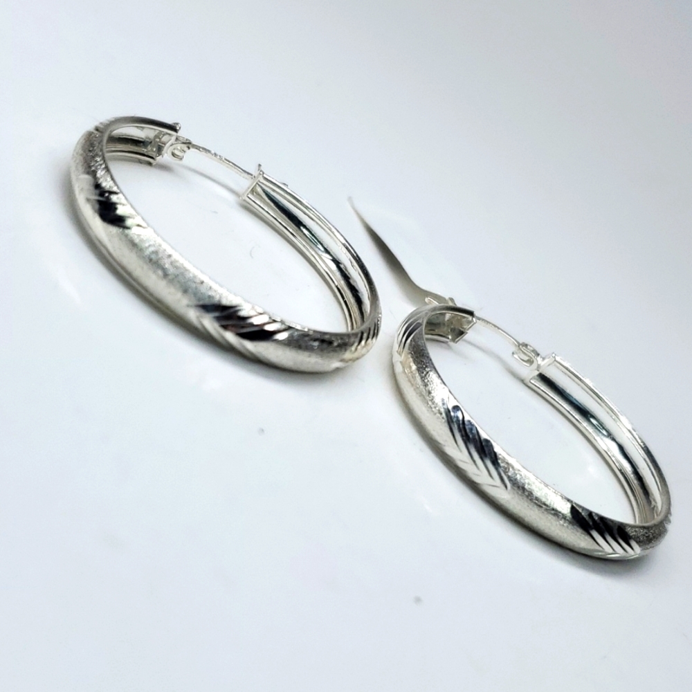 Sterling Silver Diamond Cut Chevron Pattern Hoop Earrings NWT - Picture 6 of 8
